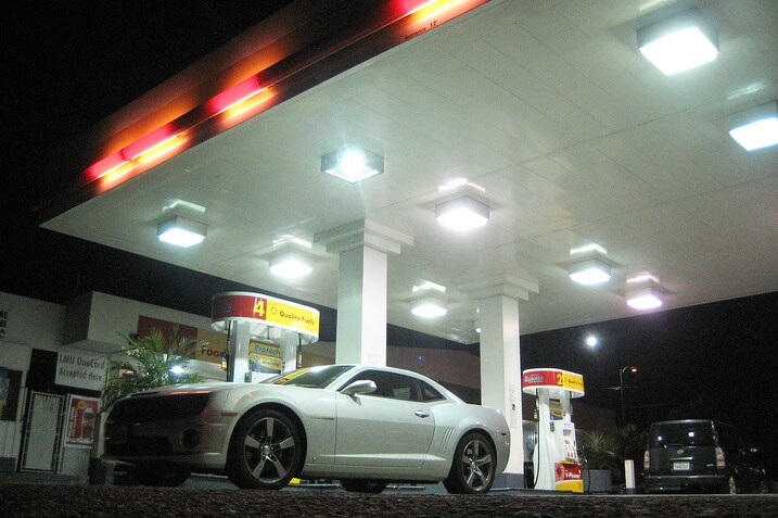 Camaro-gettin'-gas.jpg