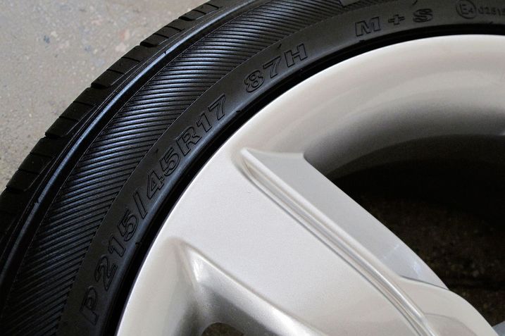 2012_veloster_f34_hyundai_sus_rr_det_ tire.jpg