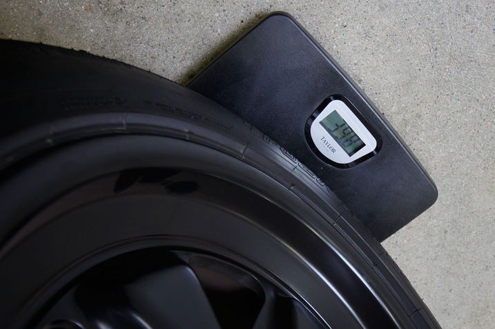 1985_Porsche_911_sus_oa_tire.jpg