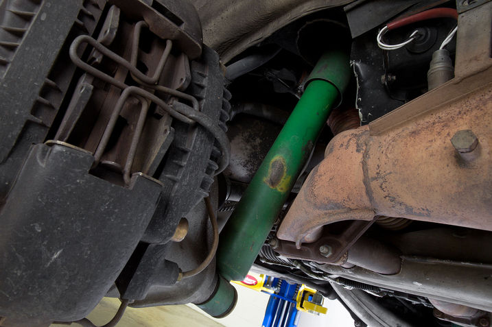 1985_Porsche_911_sus_rr_det_shock.jpg