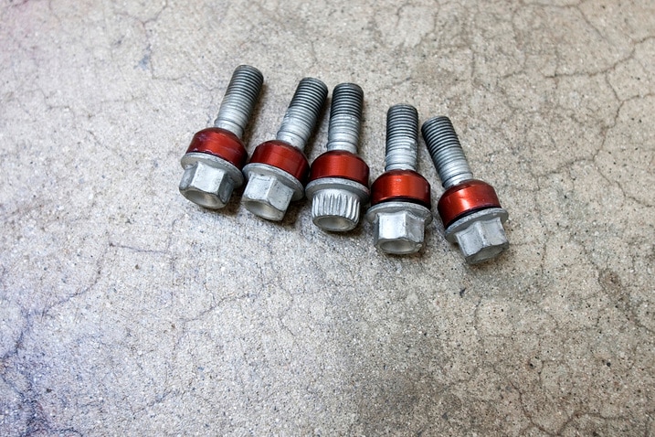 2011_cayenne_1600_porsche_sus_tire_studs_pse.jpg