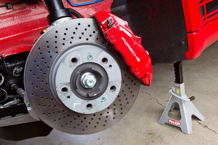 2012_Porsche_Cayman_R_sus_fr_det_brk_rotor.jpg