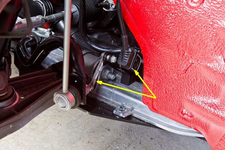 2012_Porsche_Cayman_R_sus_fr_det_sensor_a.jpg