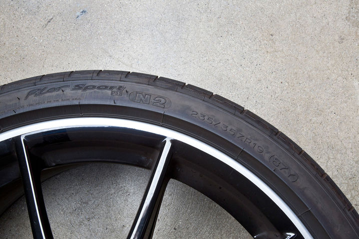 2012_Porsche_Cayman_R_sus_oa_det_tire_size_fr.jpg